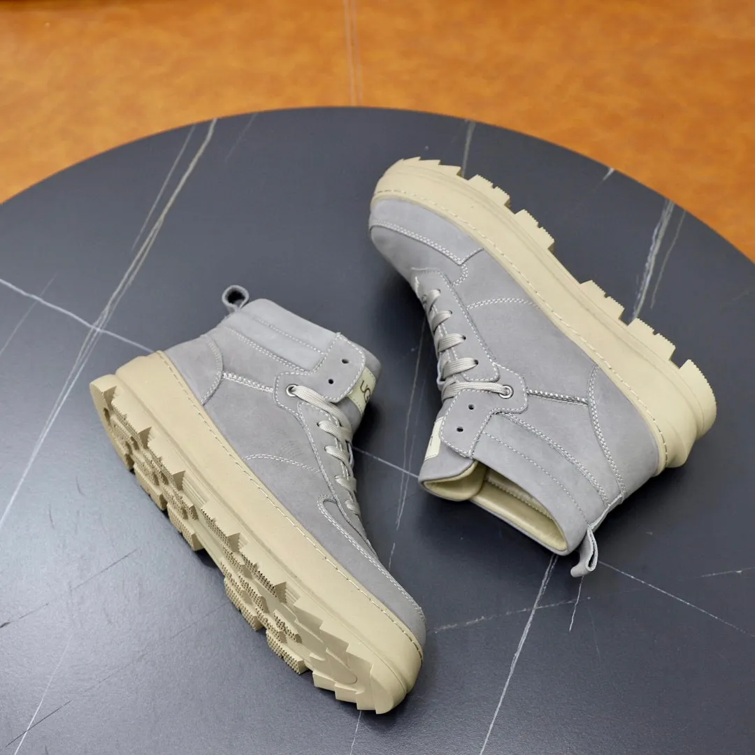 Ex-factory price: 640💰Thick wool imported from Australia Brand: UGG genuine purchasing agent Size: 38-44 Grade: Official website 1:1 Material: First layer of genuine leather waterproof and antifreeze upper Real wool lining Original non-slip soft wear-resistant outsole Style category: Men's casual shoes Trendy style Comfortable on the feet Color: Official website color synchronization